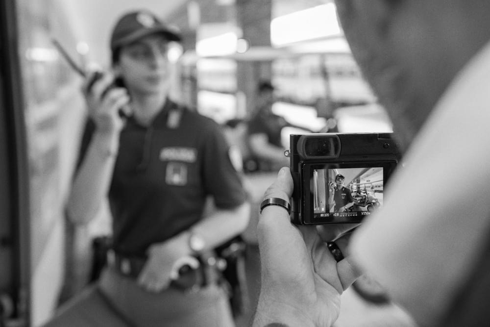 polizia parte la vendita del calendario questanno realizzato dal fotografo eolo perfido Difesa Magazine